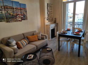 Pretty and quiet top floor 2 bedroom flat in the port area of Nice, Nice